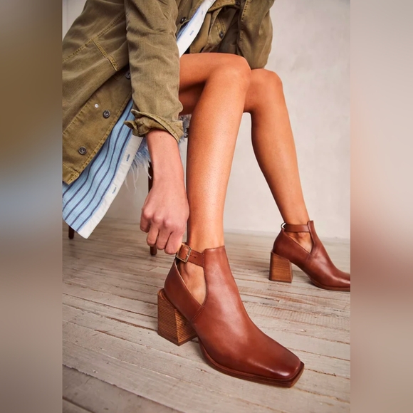 FREE PEOPLE* Brady shoe bootie ankle boot leather block heel buckle detail sz 39 - Picture 1 of 17